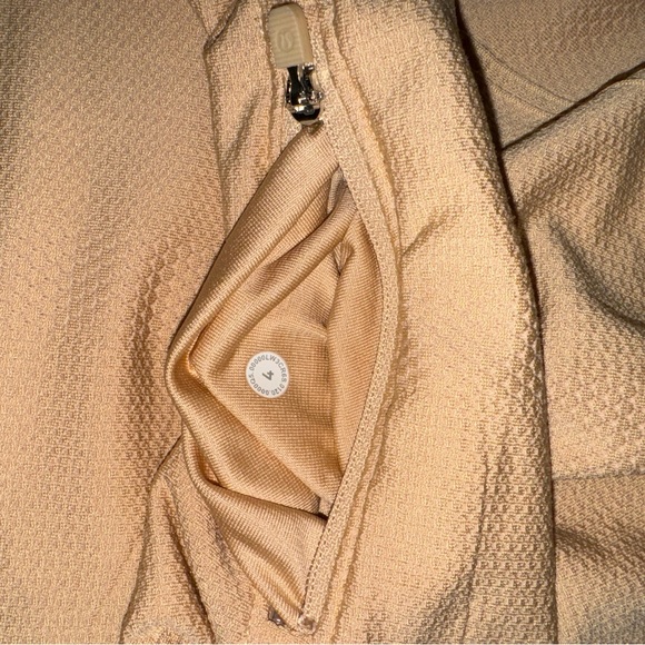 LULULEMON HALF ZIP SIZE 4 LIKE NEW - Picture 3 of 3
